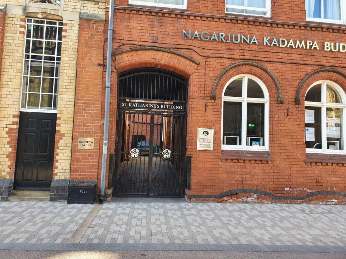 D19 Sangha Hall Leicester Bagian luar foto